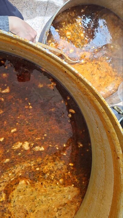 تصاویر/ پخت و توزیع دو نوع نذری توسط بانوان طلبه مدرسه علمیه نرجسیه سیرجان به مناسبت اربعین قائد امت