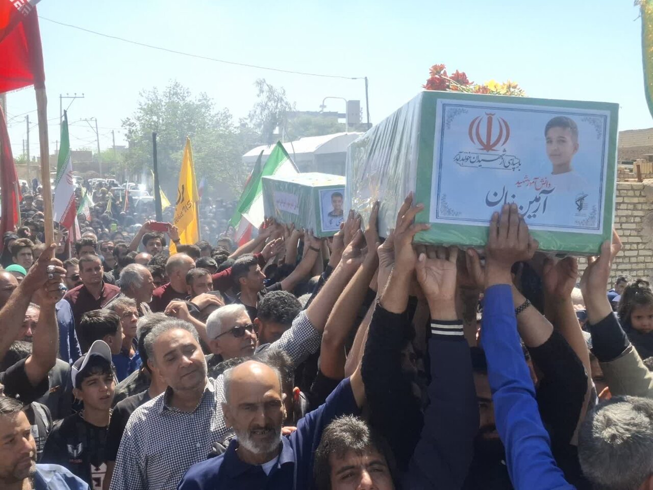 مراسم تشییع شهدای دانش‌آموز در روستای یحیی‌آباد آران و بیدگل برگزارشد+تصاویر