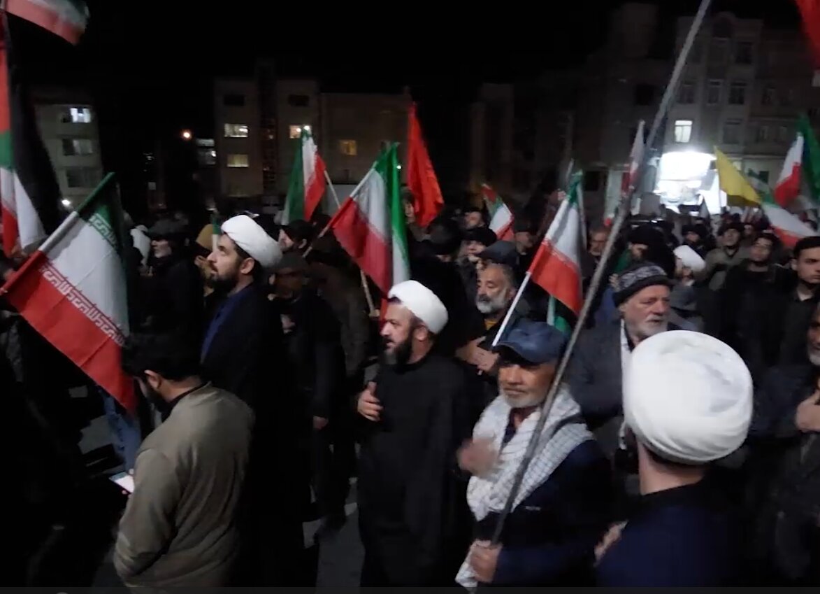 فیلم | روحانیت حاضر در صحنه؛ مردم خیابان را ترک نخواهند کرد