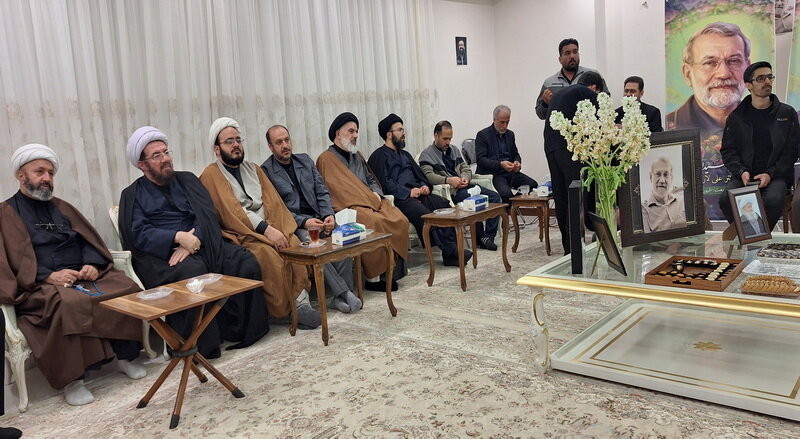 دیدار نمایندگان آیت‌الله العظمی مکارم‌شیرازی با خانواده شهیدان لاریجانی + عکس
