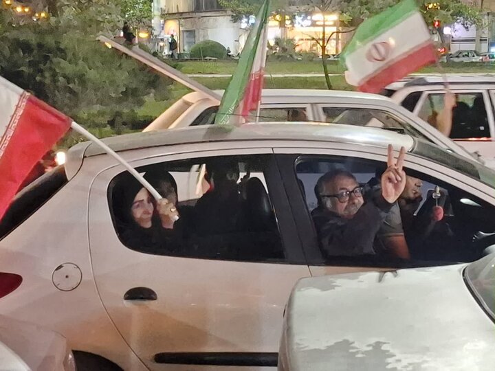تصاویر/ کاروان خودرویی در پشتیبانی از جمهوری اسلامی ایران در خیابان های کاشان