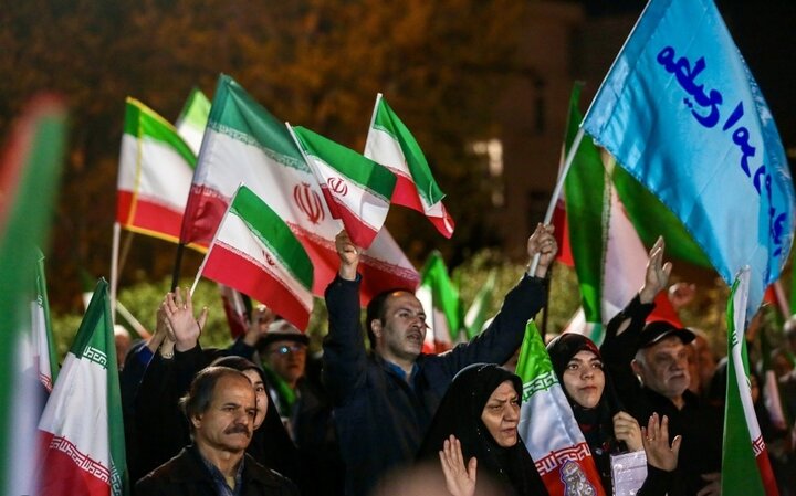 تصاویر/ اجتماع مردم تهران در میدان المپیک