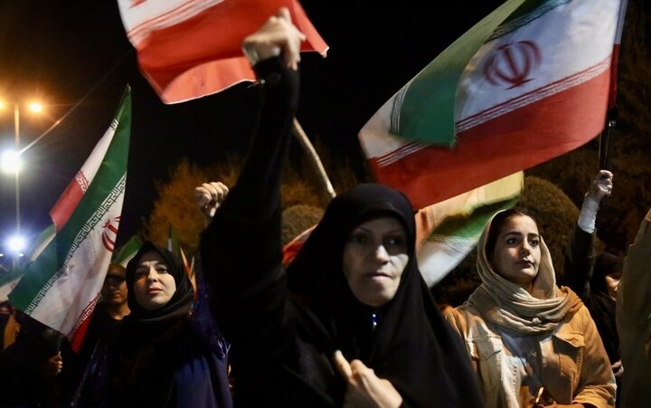 تصاویر/ اجتماع مردم تهران در میدان المپیک