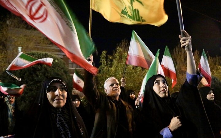 تصاویر/ اجتماع مردم تهران در میدان المپیک