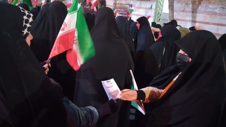 تصاویر/فعالیت طلاب مدرسه علمیه مهدیه خنداب در موکب های جنگ رمضان