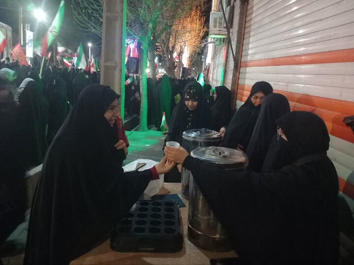 تصاویر/فعالیت طلاب مدرسه علمیه مهدیه خنداب در موکب های جنگ رمضان