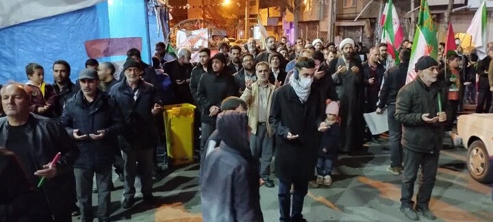تصاویر/ تجمع شبانه مردم هیدج در بیعت با رهبر انقلاب اسلامی و خون خواهی قائد امت و حمایت از نیروهای مسلح