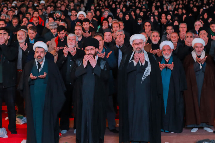 تصاویر/ اقامه نماز استغاثه به امام زمان(عج) در زنجان