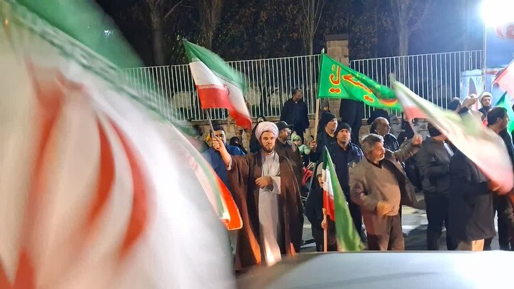 تصاویر / برپایی موکب مدرسه علمیه ولیعصر(عج) تبریز در کنار حماسه آفرینی های مردم