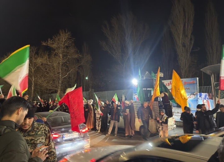 تصاویر / برپایی موکب مدرسه علمیه ولیعصر(عج) تبریز در کنار حماسه آفرینی های مردم