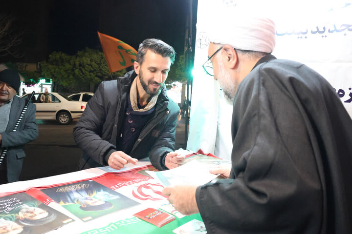 تصاویر / برپایی موکب مدرسه علمیه امیرالمومنین(ع) تبریز در کنار حماسه آفرینی های مردم