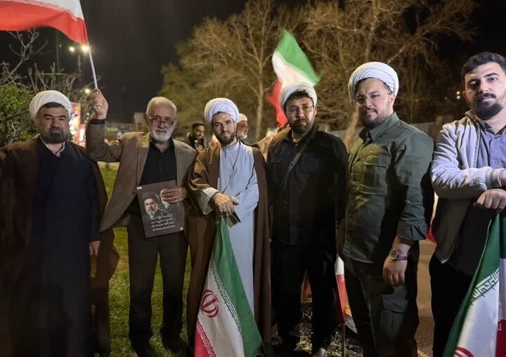 تصاویر / برپایی موکب مدرسه علمیه صادقیه تبریز در کنار حماسه آفرینی های مردم
