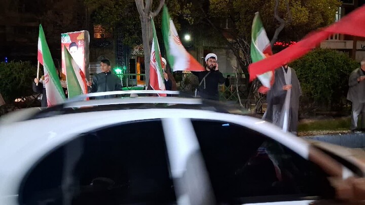 تصاویر / برپایی موکب مدرسه علمیه صادقیه تبریز در کنار حماسه آفرینی های مردم