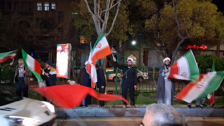 تصاویر / برپایی موکب مدرسه علمیه صادقیه تبریز در کنار حماسه آفرینی های مردم