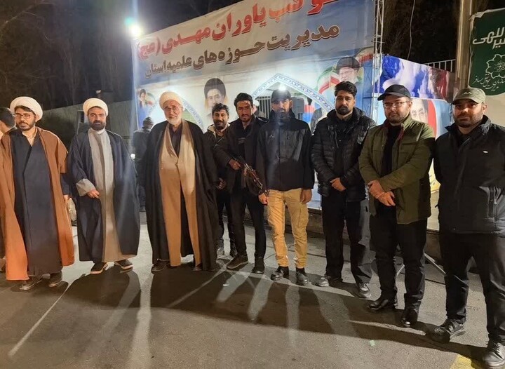 تصاویر / برپایی موکب مدرسه علمیه صادقیه تبریز در کنار حماسه آفرینی های مردم