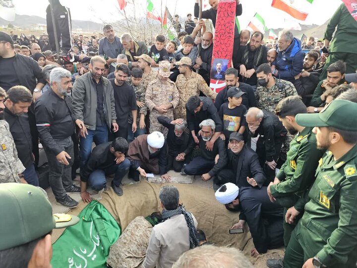 تصاویر / مراسم تشییع و تدفین پیکر مطهر برادران شهید پیرویسی در روستای رستم آباد شهرستان بویین زهرا