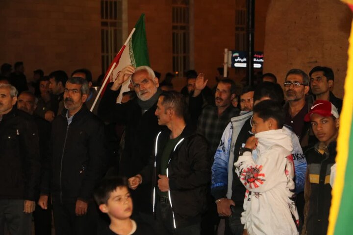 تصاویر/اجتماع شبانه مردم ولایی و انقلابی کارچان در دفاع از ایران