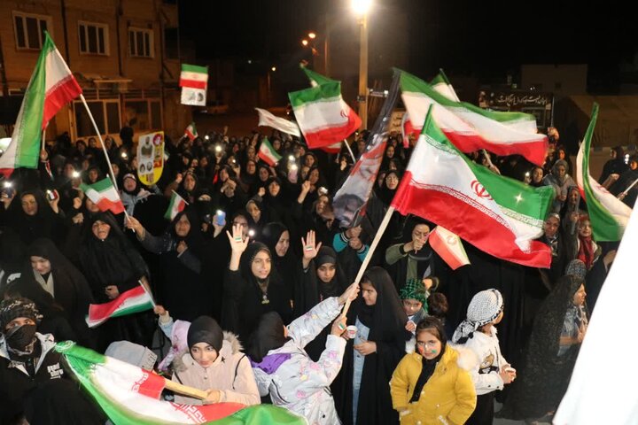 تصاویر/اجتماع شبانه مردم ولایی و انقلابی کارچان در دفاع از ایران