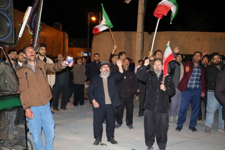 تصاویر/اجتماع شبانه مردم ولایی و انقلابی کارچان در دفاع از ایران