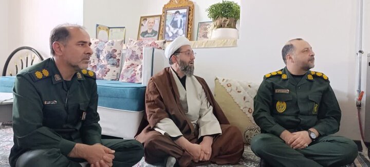 تصاویر/ دیدار مسئولان سپاه ناحیه شاهرود با خانواده معظم شهیدان «ابوالفضل حاج‌محمدی»،«میرکریمی»،«امیرحسین بختیاری» و «محمدرضا ابراهیمی»