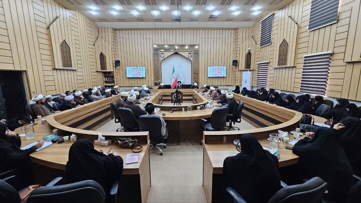 نشست الهیات جنگ برای مداحان یزد برگزار شد