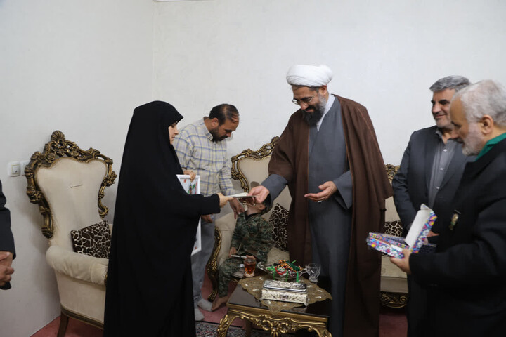 تصاویر / تجلیل نماینده ولی فقیه در استان همدان از خانواده شهدای جنگ رمضان