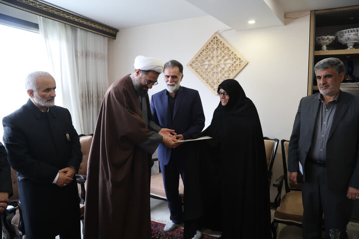 تصاویر / تجلیل نماینده ولی فقیه در استان همدان از خانواده شهدای جنگ رمضان