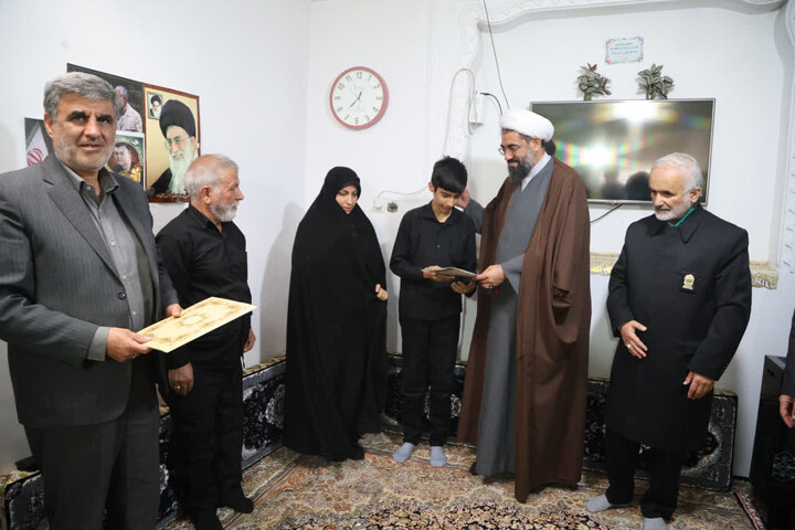 تصاویر / تجلیل نماینده ولی فقیه در استان همدان از خانواده شهدای جنگ رمضان