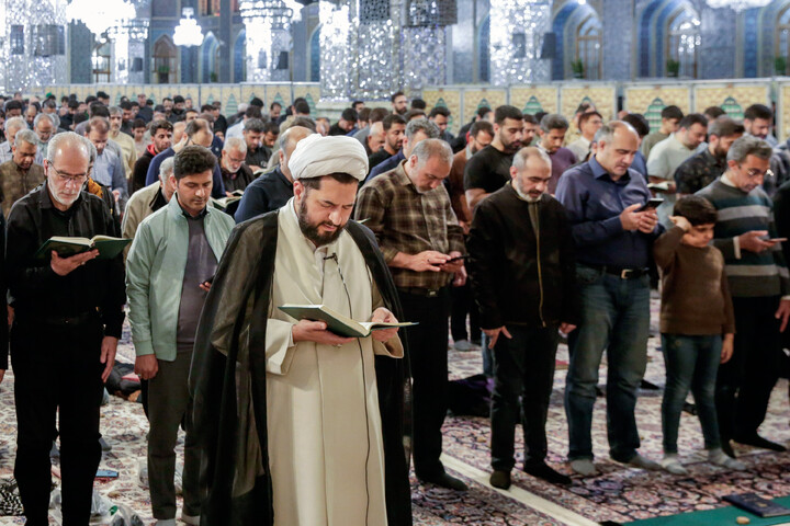 تصاویر/ اقامه نماز استغاثه به امام عصر (عج) در حرم مطهر رضوی