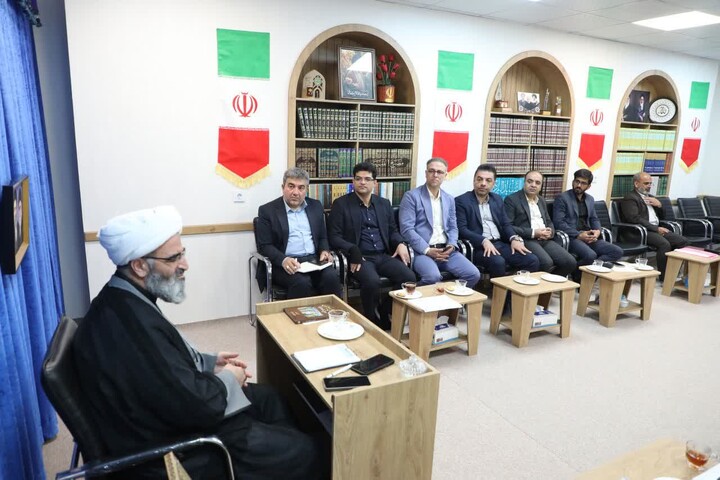 تصاویر/ دیدار جمعی از مدیران دستگاه‌های اقتصادی و بانک‌های استان با نماینده ولی فقیه در استان سمنان