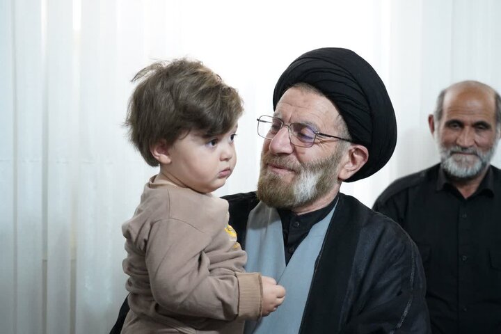 تصاویر/دیدار نماینده ولی‌فقیه در لرستان همراه جمعی از اعضای عصائب اهل‌الحق عراق، با خانواده شهید والامقام مرتضی مرادی