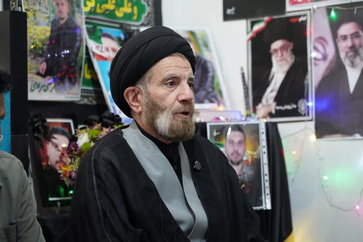 تصاویر/دیدار نماینده ولی‌فقیه در لرستان همراه جمعی از اعضای عصائب اهل‌الحق عراق، با خانواده شهید والامقام مرتضی مرادی