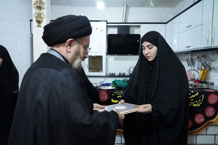 تصاویر/دیدار نماینده ولی‌فقیه در لرستان همراه جمعی از اعضای عصائب اهل‌الحق عراق، با خانواده شهید والامقام مرتضی مرادی