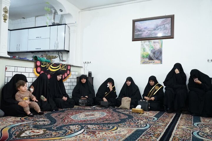 تصاویر/دیدار نماینده ولی‌فقیه در لرستان همراه جمعی از اعضای عصائب اهل‌الحق عراق، با خانواده شهید والامقام مرتضی مرادی