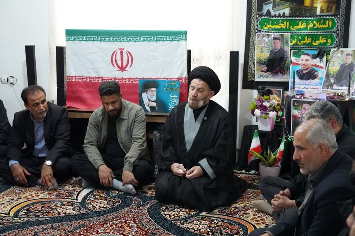 تصاویر/دیدار نماینده ولی‌فقیه در لرستان همراه جمعی از اعضای عصائب اهل‌الحق عراق، با خانواده شهید والامقام مرتضی مرادی
