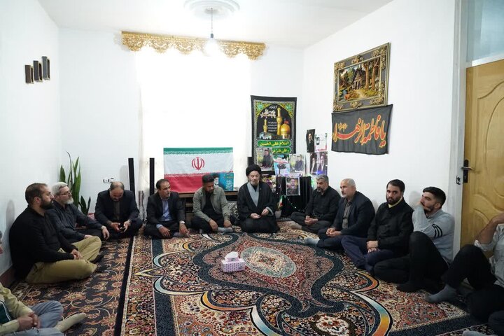 تصاویر/دیدار نماینده ولی‌فقیه در لرستان همراه جمعی از اعضای عصائب اهل‌الحق عراق، با خانواده شهید والامقام مرتضی مرادی