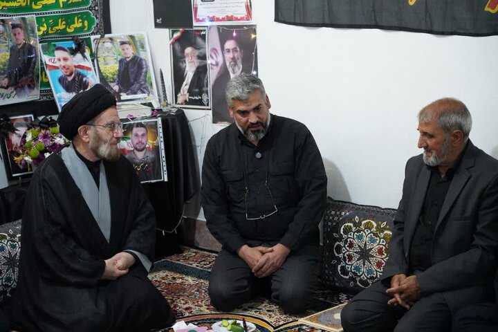 تصاویر/دیدار نماینده ولی‌فقیه در لرستان همراه جمعی از اعضای عصائب اهل‌الحق عراق، با خانواده شهید والامقام مرتضی مرادی
