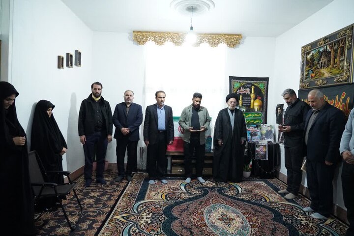 تصاویر/دیدار نماینده ولی‌فقیه در لرستان همراه جمعی از اعضای عصائب اهل‌الحق عراق، با خانواده شهید والامقام مرتضی مرادی