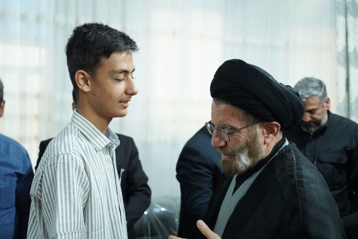 تصاویر/دیدار نماینده ولی‌فقیه در لرستان به‌همراه جمعی از اعضای عصائب اهل‌الحق عراق با خانواده شهید والامقام حیات‌الغیب از شهدای جنگ رمضان