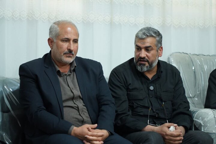 تصاویر/دیدار نماینده ولی‌فقیه در لرستان به‌همراه جمعی از اعضای عصائب اهل‌الحق عراق با خانواده شهید والامقام حیات‌الغیب از شهدای جنگ رمضان