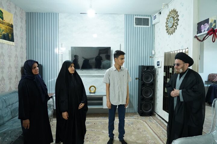 تصاویر/دیدار نماینده ولی‌فقیه در لرستان به‌همراه جمعی از اعضای عصائب اهل‌الحق عراق با خانواده شهید والامقام حیات‌الغیب از شهدای جنگ رمضان