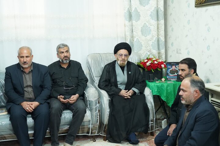 تصاویر/دیدار نماینده ولی‌فقیه در لرستان به‌همراه جمعی از اعضای عصائب اهل‌الحق عراق با خانواده شهید والامقام حیات‌الغیب از شهدای جنگ رمضان