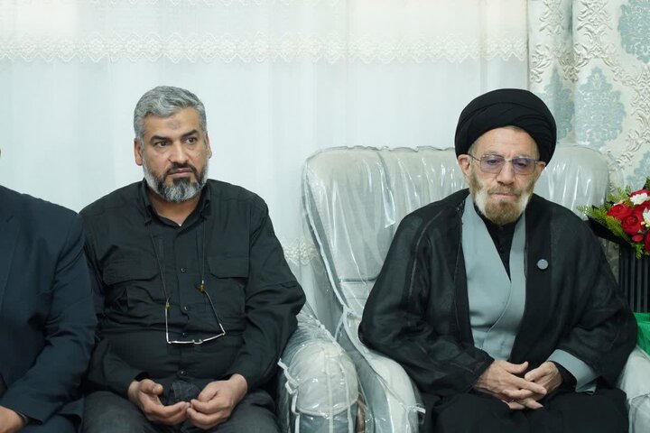 تصاویر/دیدار نماینده ولی‌فقیه در لرستان به‌همراه جمعی از اعضای عصائب اهل‌الحق عراق با خانواده شهید والامقام حیات‌الغیب از شهدای جنگ رمضان