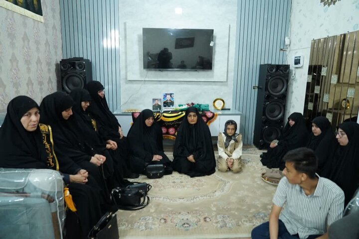تصاویر/دیدار نماینده ولی‌فقیه در لرستان به‌همراه جمعی از اعضای عصائب اهل‌الحق عراق با خانواده شهید والامقام حیات‌الغیب از شهدای جنگ رمضان