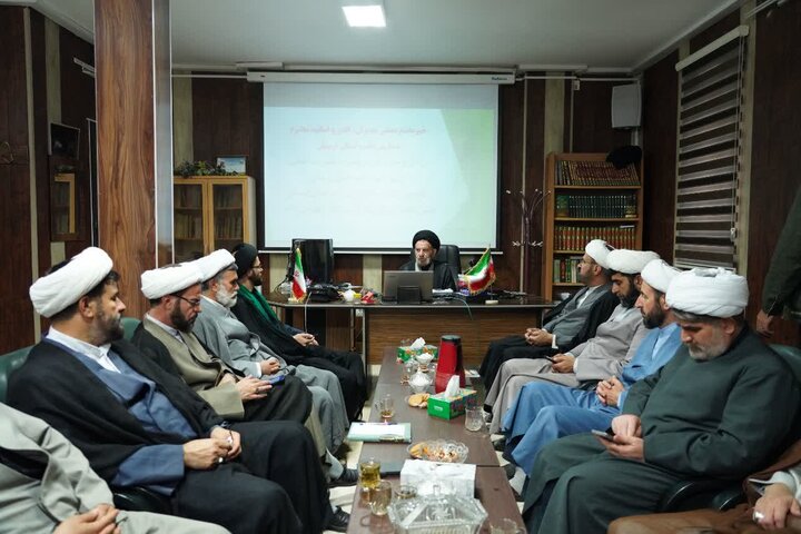 تصاویر/نشست بررسی ماموریت‌های تبلیغی و تبیینی حوزه علمیه لرستان
