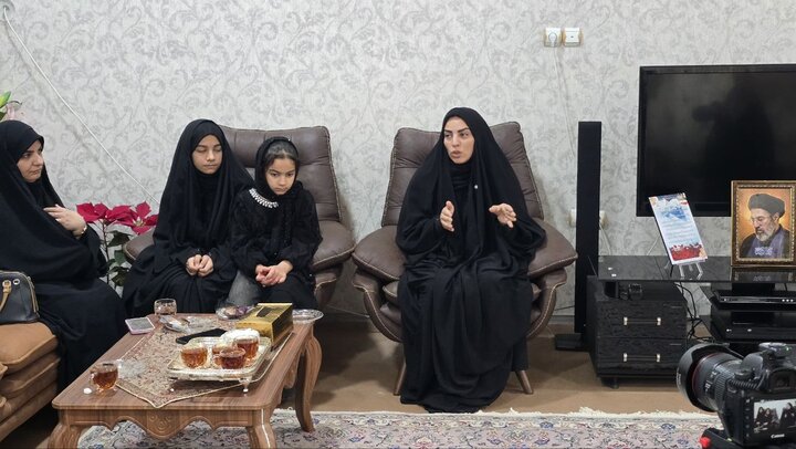 تصاویر/ حوزه علمیه خواهران یزد؛ تجدید عهد با آرمان‌های شهدا در دیدار با خانواده شهید آخوندی