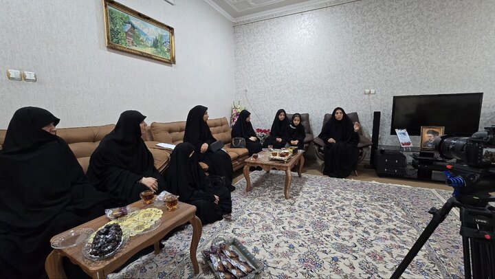 تصاویر/ حوزه علمیه خواهران یزد؛ تجدید عهد با آرمان‌های شهدا در دیدار با خانواده شهید آخوندی