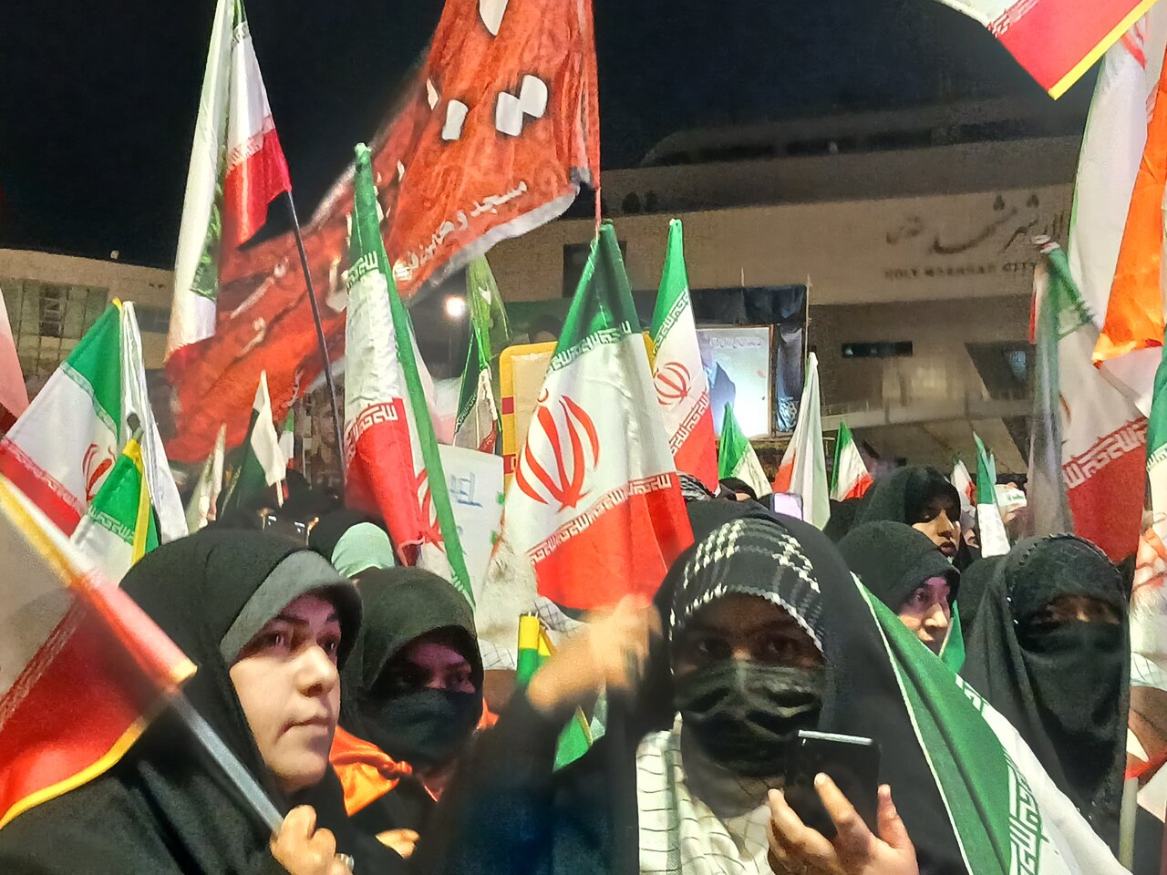 بیعت اردو زبان های مقیم مشهد با رهبرمعظم انقلاب اسلامی درعرصه میدان شهدا