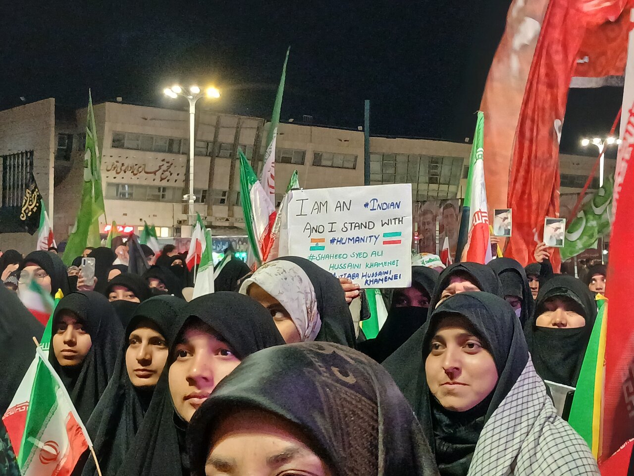 بیعت اردو زبان های مقیم مشهد با رهبرمعظم انقلاب اسلامی درعرصه میدان شهدا
