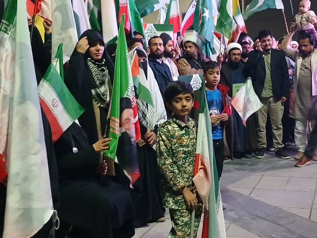 بیعت اردو زبان های مقیم مشهد با رهبرمعظم انقلاب اسلامی درعرصه میدان شهدا